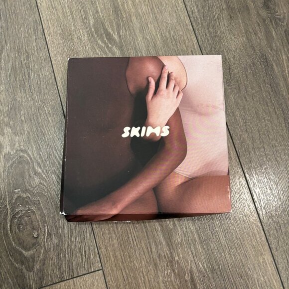 NIB SKIMS Essential Mock Neck Long Sleeve Bodysuit - Tigers eye - Picture 4 of 8